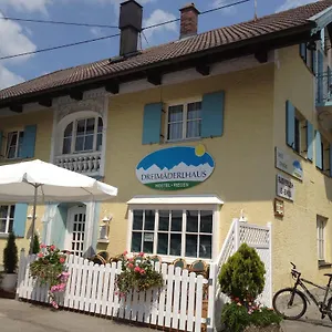 Dreimäderlhaus Hostel